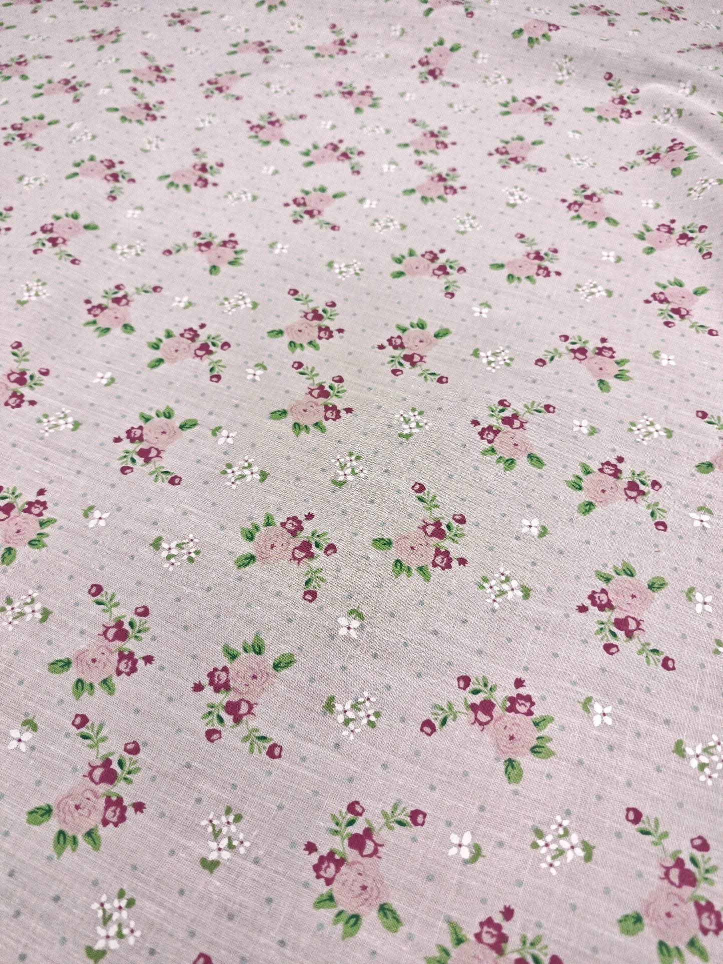 COTTAGE ROSE SPRIGS – PRINTED POLYCOTTON FABRIC – 3 COLOURWAYS – 113–115cm WIDE