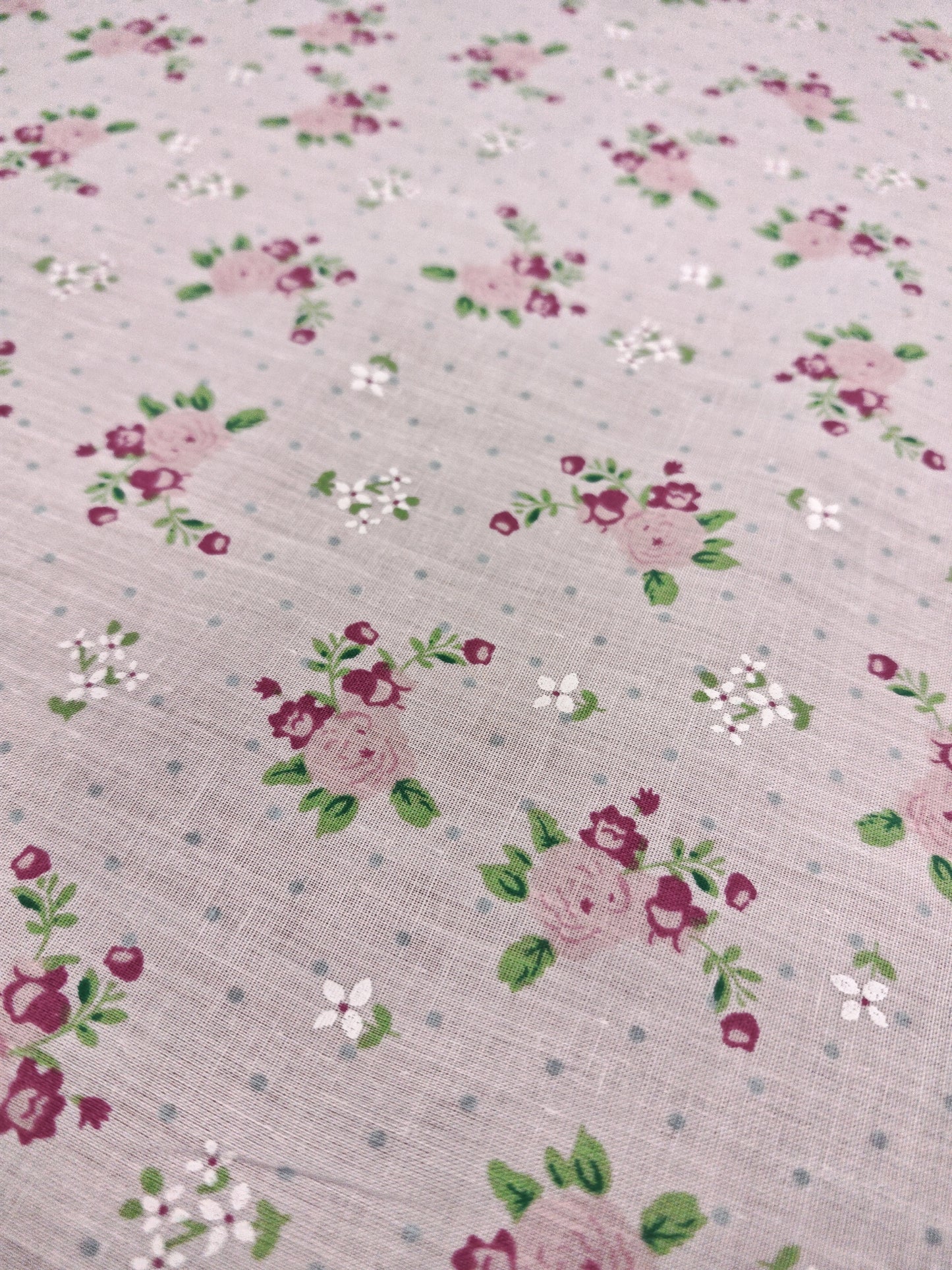 COTTAGE ROSE SPRIGS – PRINTED POLYCOTTON FABRIC – 3 COLOURWAYS – 113–115cm WIDE