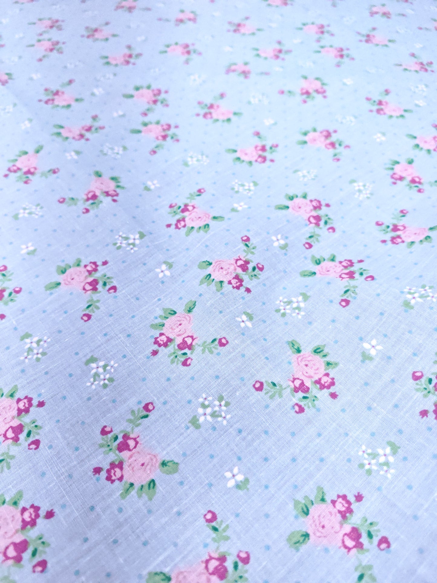 COTTAGE ROSE SPRIGS – PRINTED POLYCOTTON FABRIC – 3 COLOURWAYS – 113–115cm WIDE