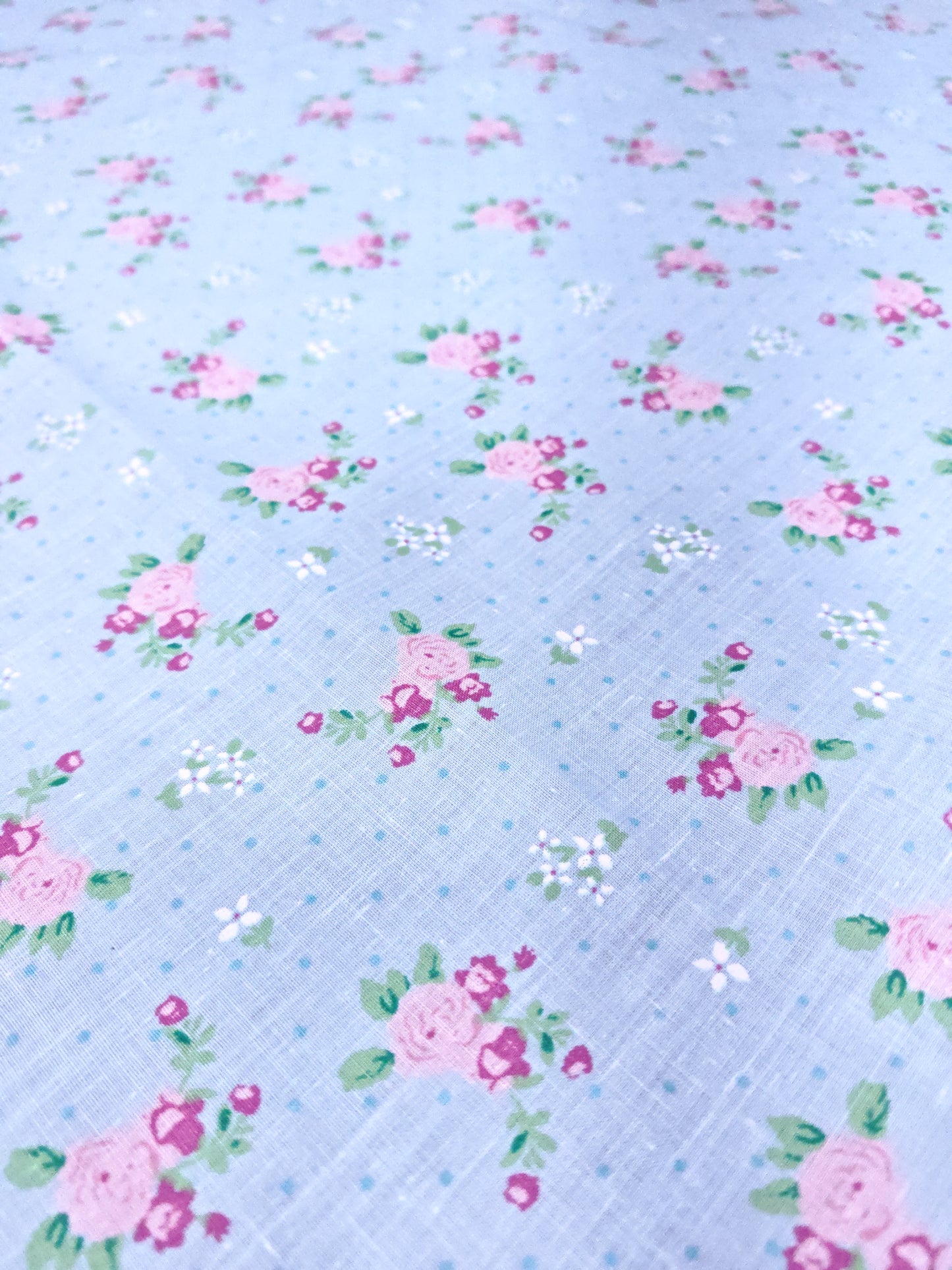 COTTAGE ROSE SPRIGS – PRINTED POLYCOTTON FABRIC – 3 COLOURWAYS – 113–115cm WIDE