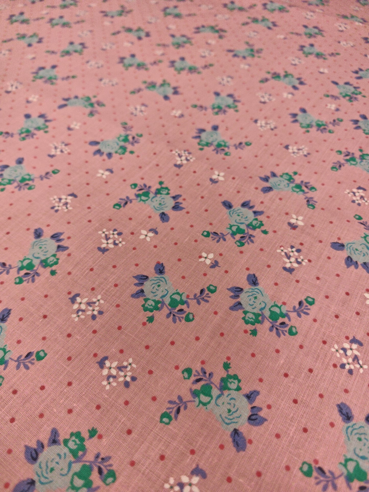 COTTAGE ROSE SPRIGS – PRINTED POLYCOTTON FABRIC – 3 COLOURWAYS – 113–115cm WIDE