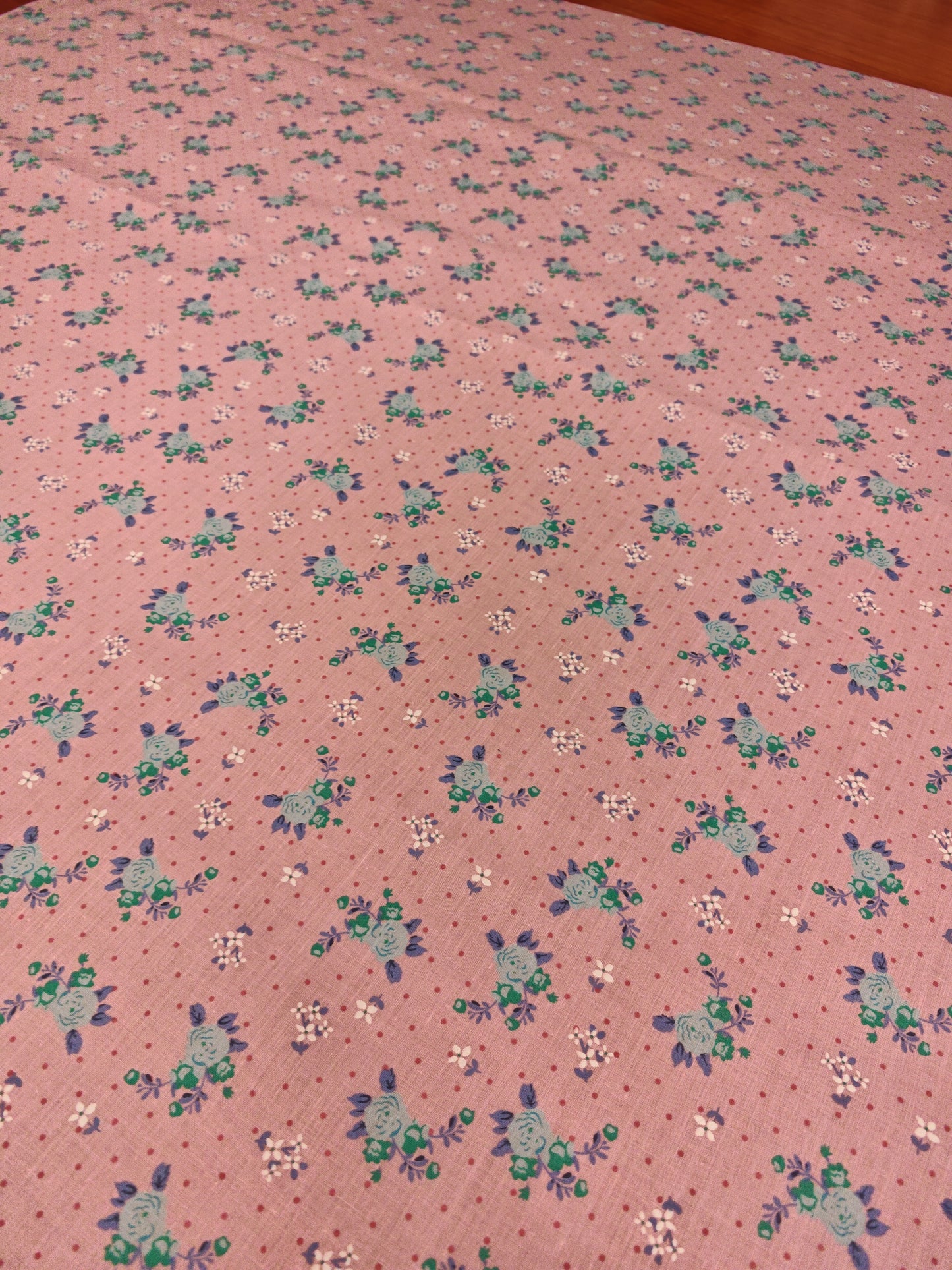 COTTAGE ROSE SPRIGS – PRINTED POLYCOTTON FABRIC – 3 COLOURWAYS – 113–115cm WIDE