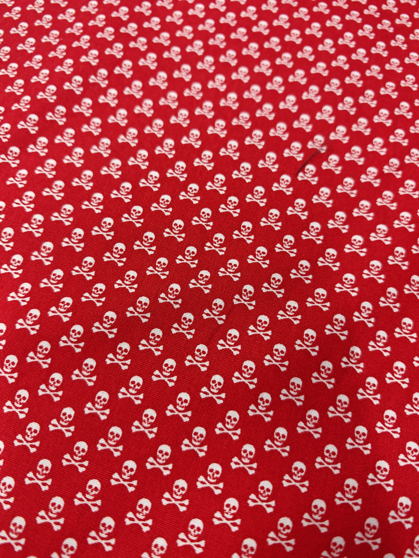 DITZY SKULL & CROSSBONES – 100% COTTON PRINT – 2 COLOURWAYS – 150.5cm WIDE