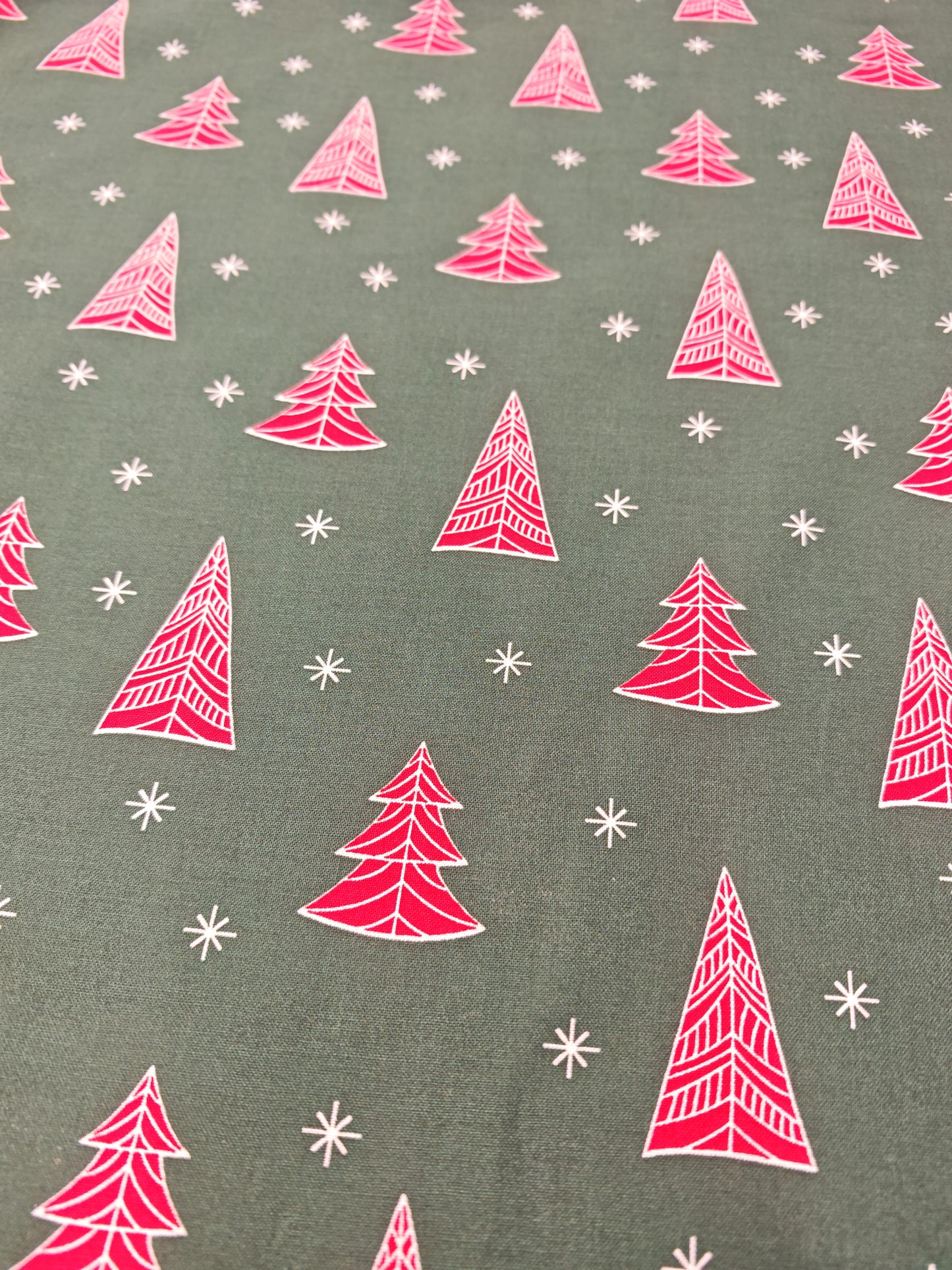 AZTEC CHRISTMAS TREE – 100% COTTON CHRISTMAS PRINT – BOTTLE GREEN – 135.5cm WIDE
