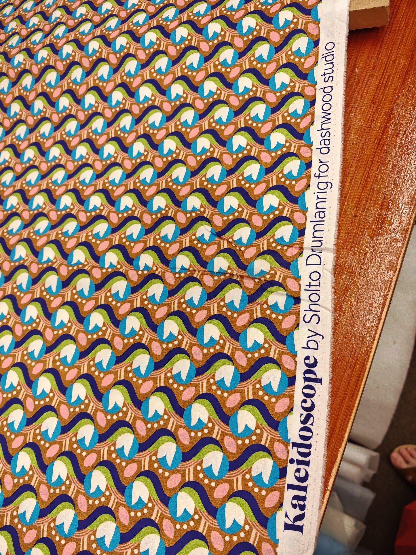 RETRO RIPPLE – DASHWOOD STUDIO KALEIDOSCOPE – 100% COTTON CREPE FABRIC – 146cm WIDE