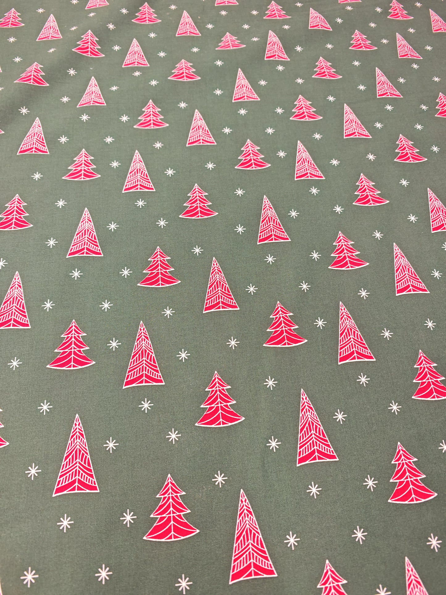 AZTEC CHRISTMAS TREE – 100% COTTON CHRISTMAS PRINT – BOTTLE GREEN – 135.5cm WIDE