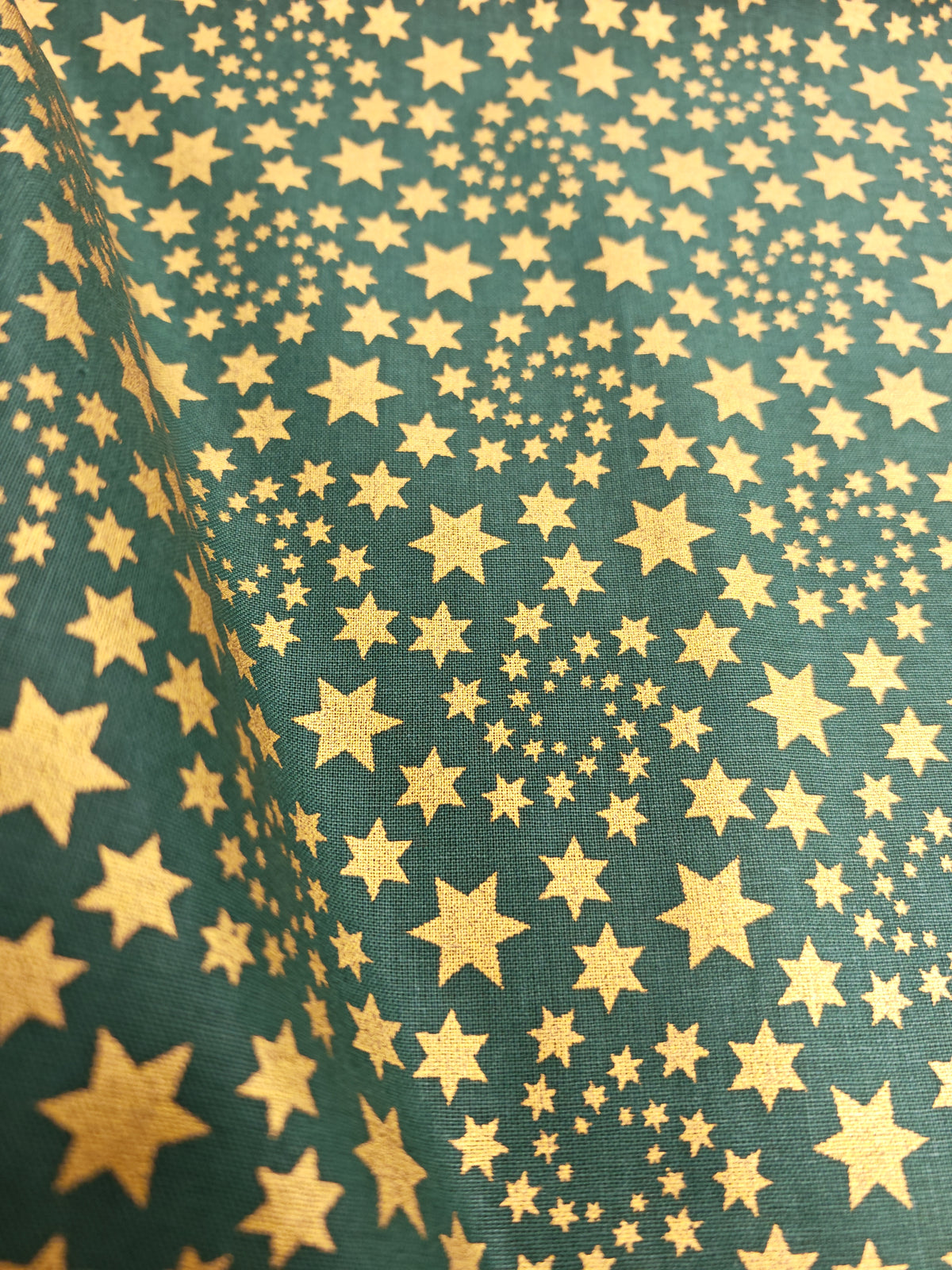 CHRISTMAS GOLD STARS – METALLIC GOLD – 100% COTTON FABRIC – 141cm WIDE