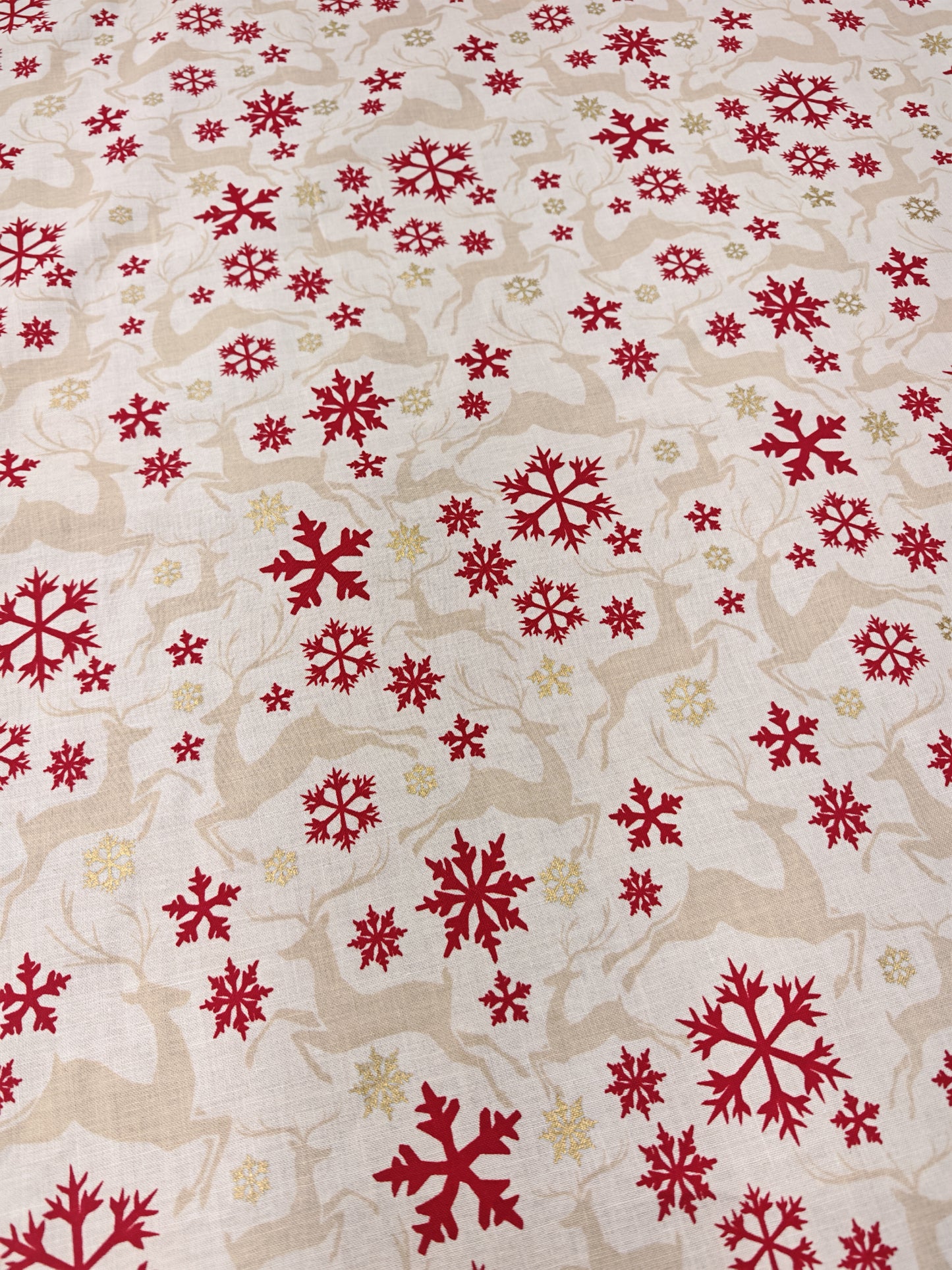 REINDEER SNOWFLAKE – CHRISTMAS 100% COTTON PRINT – 2 COLOURWAYS – 135–136.5cm WIDE