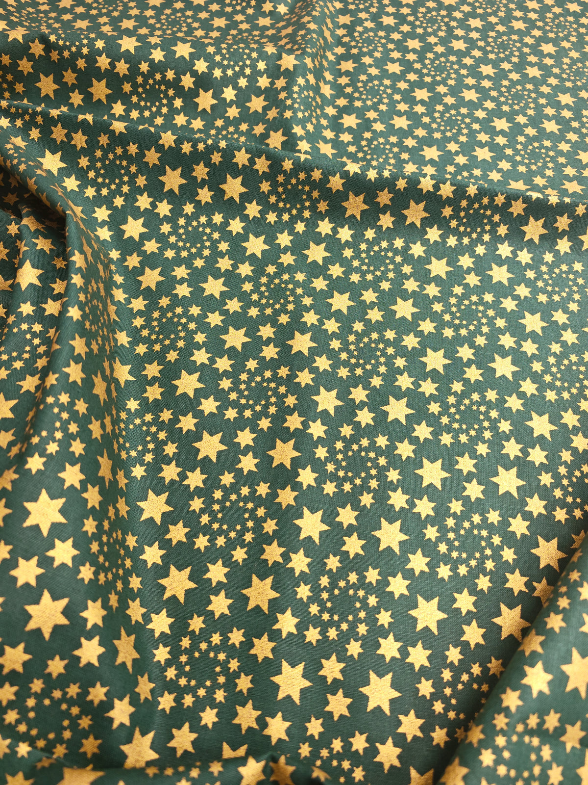 CHRISTMAS GOLD STARS – METALLIC GOLD – 100% COTTON FABRIC – 141cm WIDE
