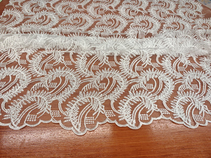 VINTAGE SCALLOPED EMBROIDERED LACE – 119cm WIDE