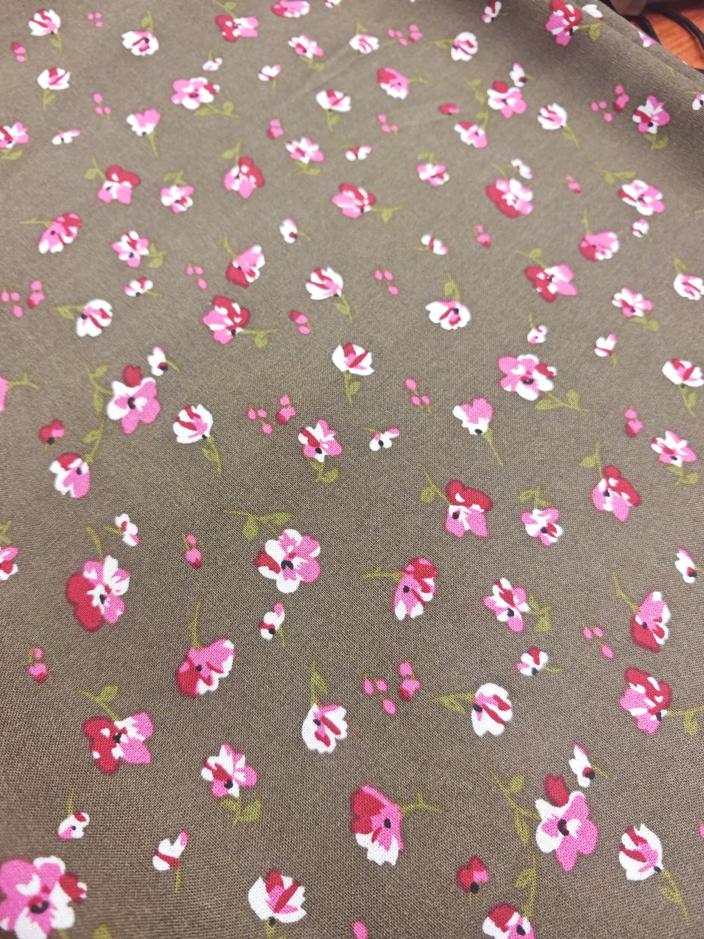 MEADOW WHISPER – 100% VISCOSE FLORAL FABRIC – 145cm WIDE