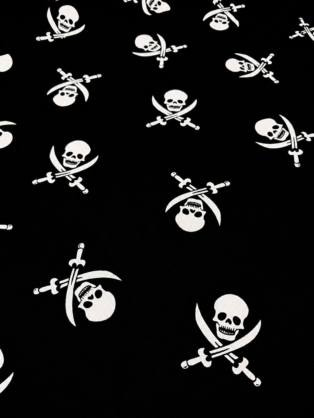 PIRATE SKULL – 100% COTTON FABRIC – BLACK & WHITE SKULL AND CROSSED SWORDS – 140cm WIDE
