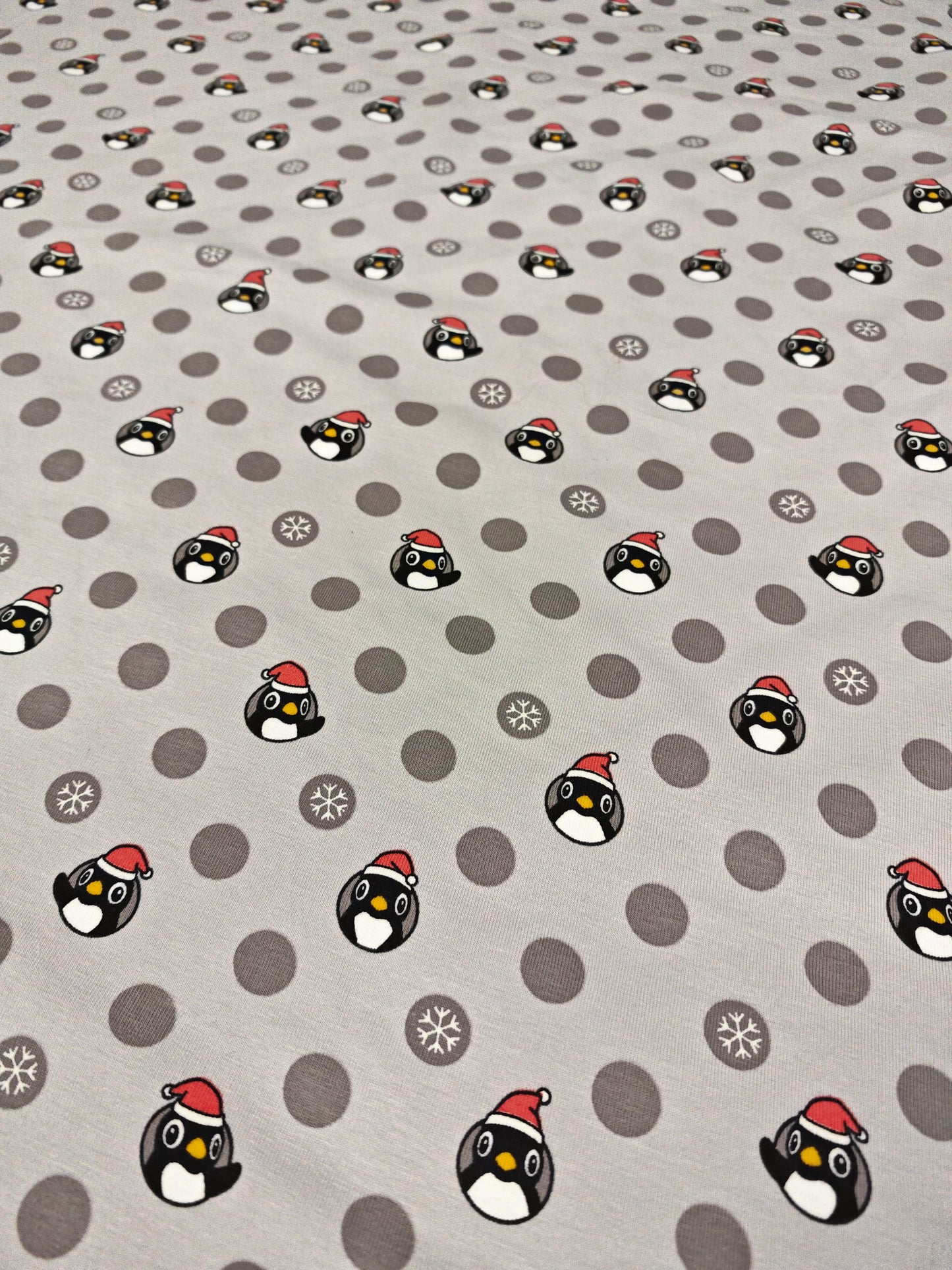 CHRISTMAS PENGUIN SPOTS – COTTON JERSEY – 138cm – COTTON WITH ELASTANE