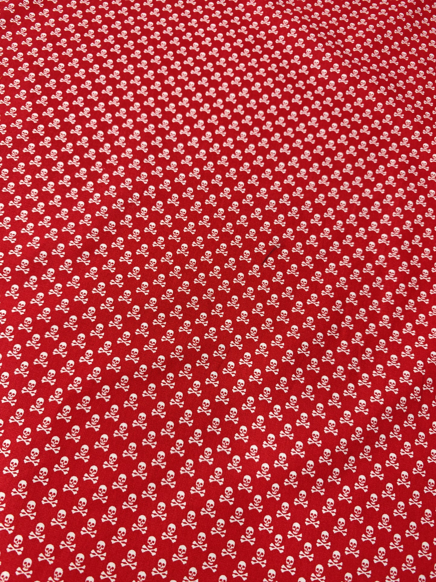 DITZY SKULL & CROSSBONES – 100% COTTON PRINT – 2 COLOURWAYS – 150.5cm WIDE