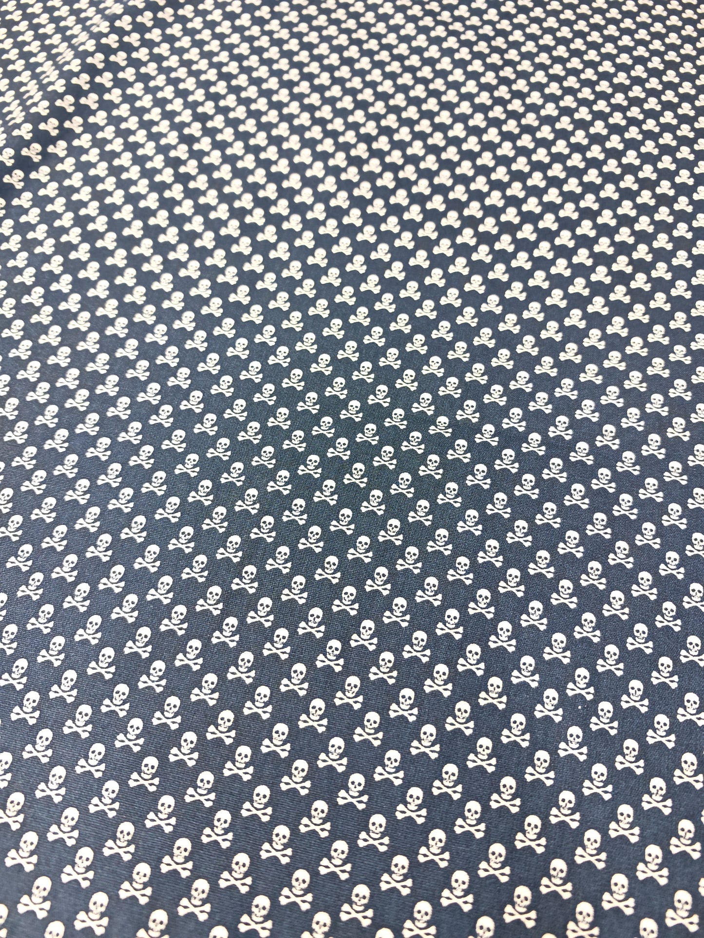 DITZY SKULL & CROSSBONES – 100% COTTON PRINT – 2 COLOURWAYS – 150.5cm WIDE