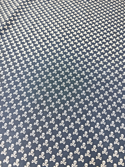 DITZY SKULL & CROSSBONES – 100% COTTON PRINT – 2 COLOURWAYS – 150.5cm WIDE