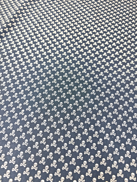 DITZY SKULL & CROSSBONES – 100% COTTON PRINT – 2 COLOURWAYS – 150.5cm WIDE