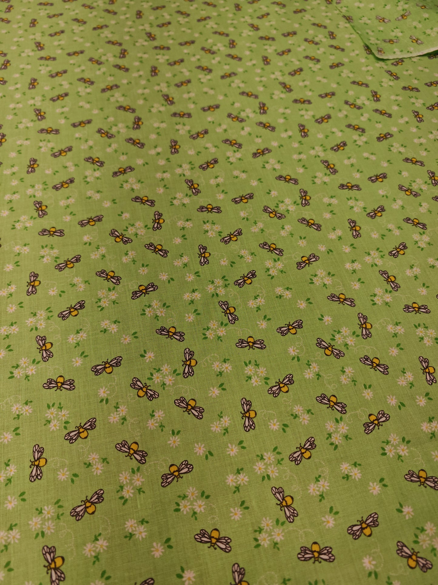 MINI BEES – POLYCOTTON PRINT FABRIC – 2 COLOURWAYS – 112–115cm WIDE