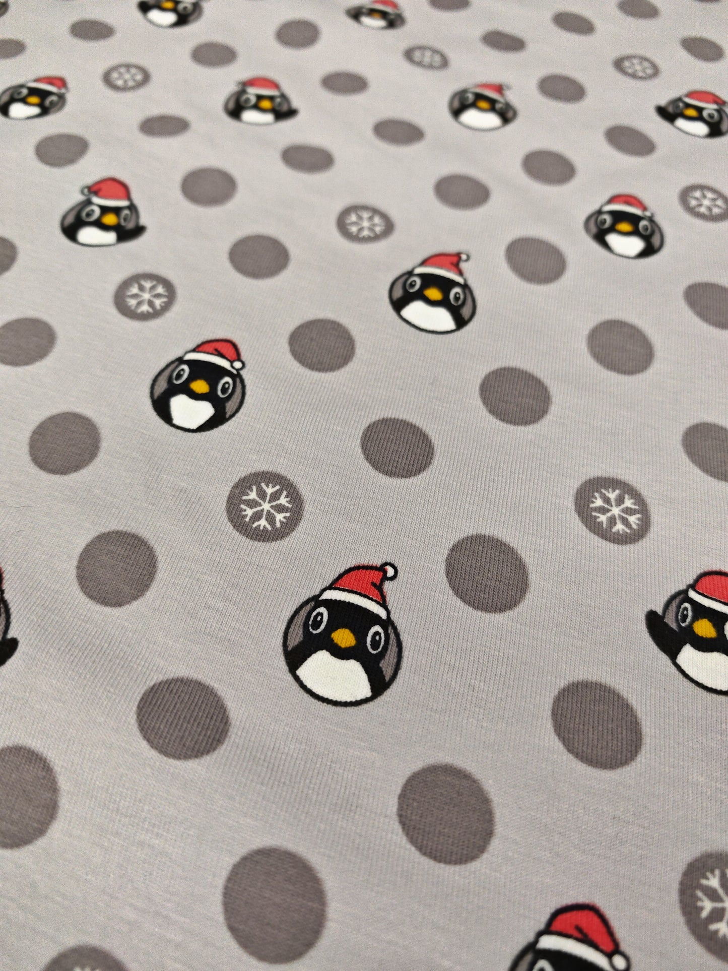 CHRISTMAS PENGUIN SPOTS – COTTON JERSEY – 138cm – COTTON WITH ELASTANE
